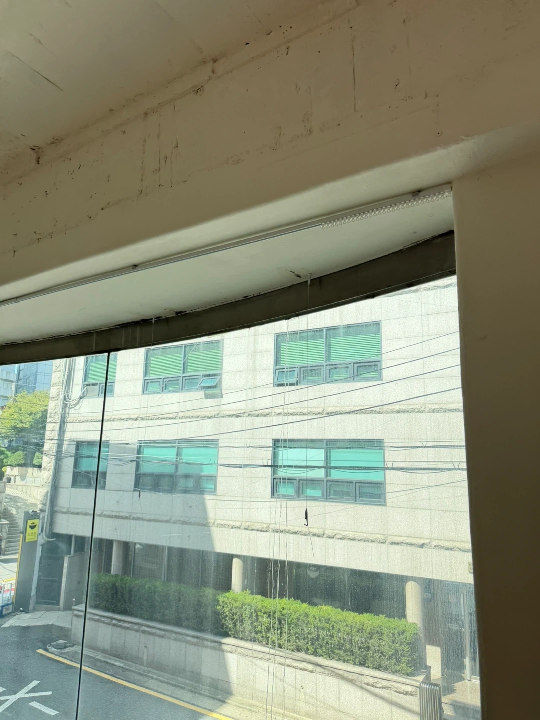 십자 전구 하나와 커튼 레일떼주실분 사다리 타야돼요
