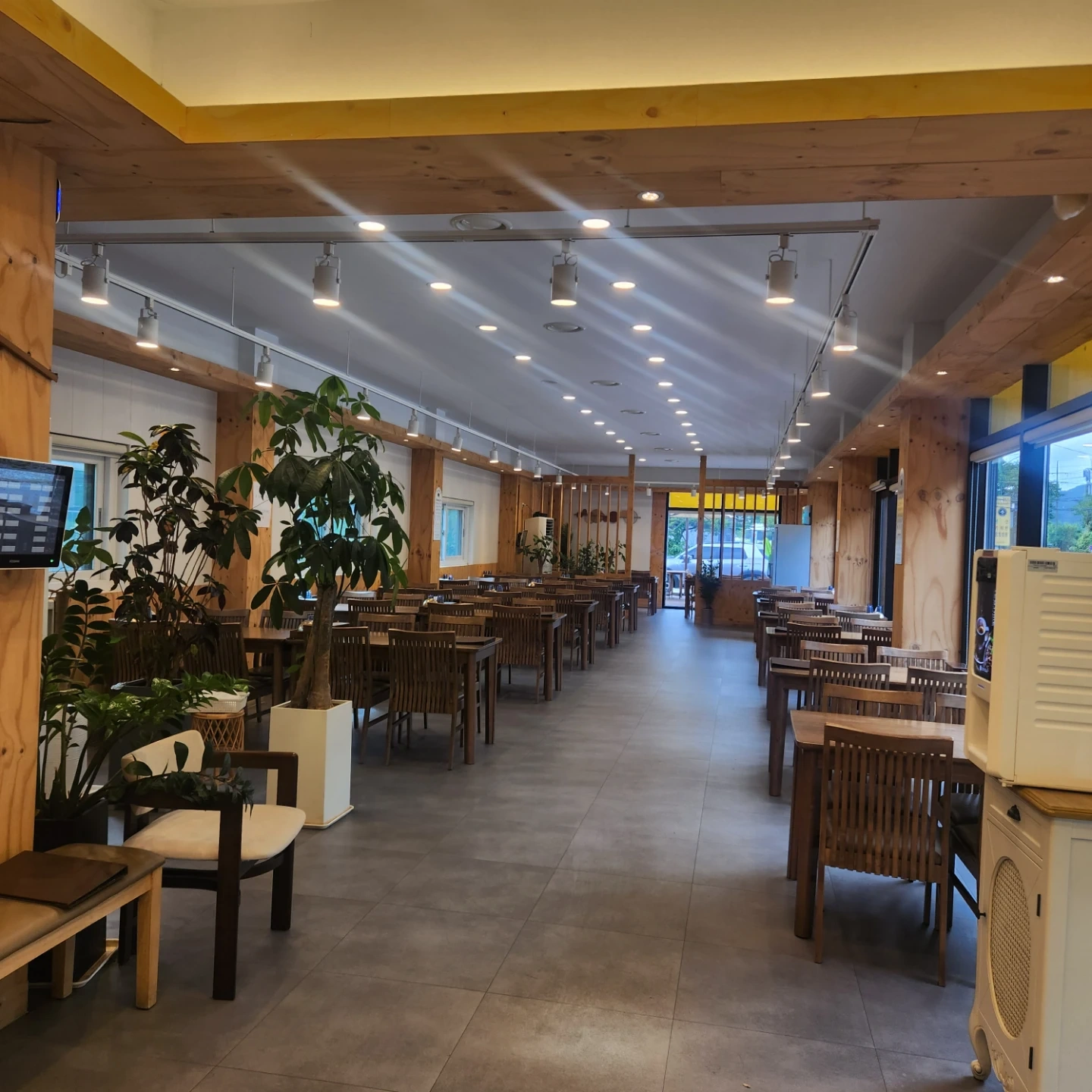 10.2(금) 홀서빙 급구합니다