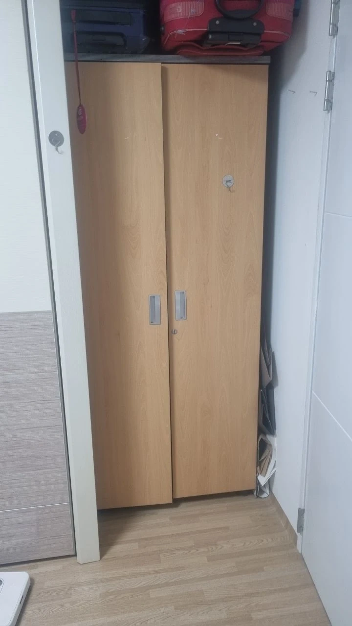 가구 잡동사니 모두 밖으로 내려주세요.