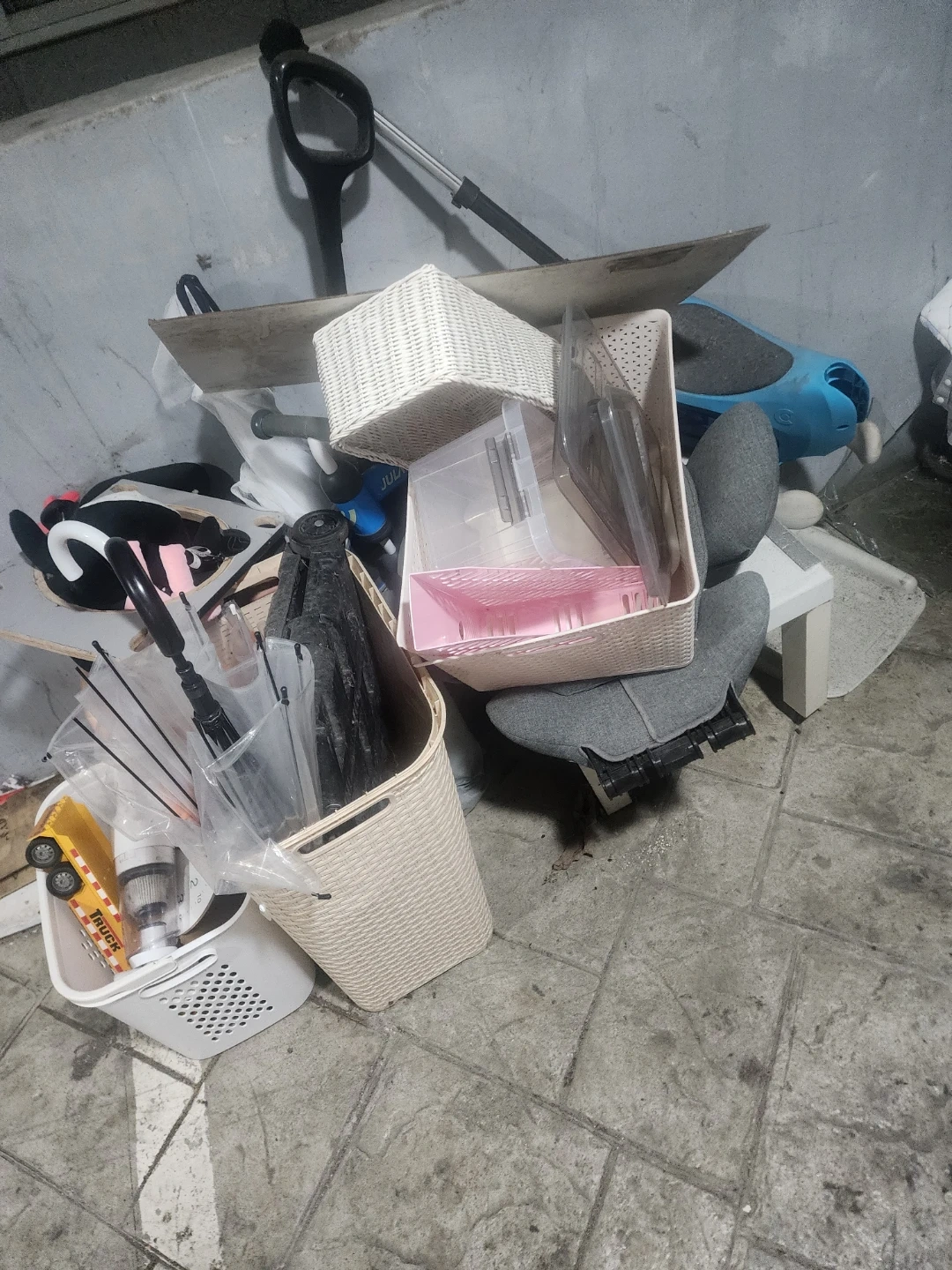 옥상 짐 정리 도와주실 분 구합니다