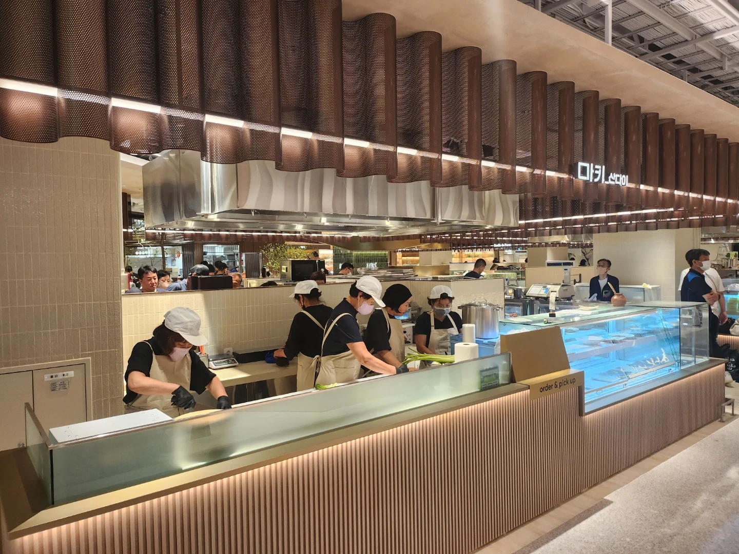 <압구정,코엑스현대백화점>김밥집(월300,시급13000