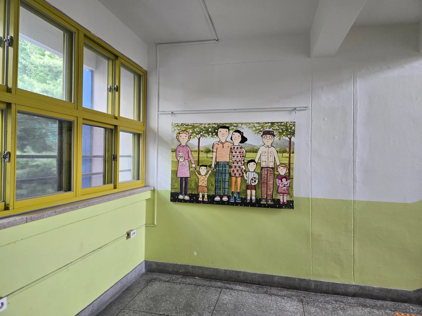 그림 설치 및 레일 설치 보조