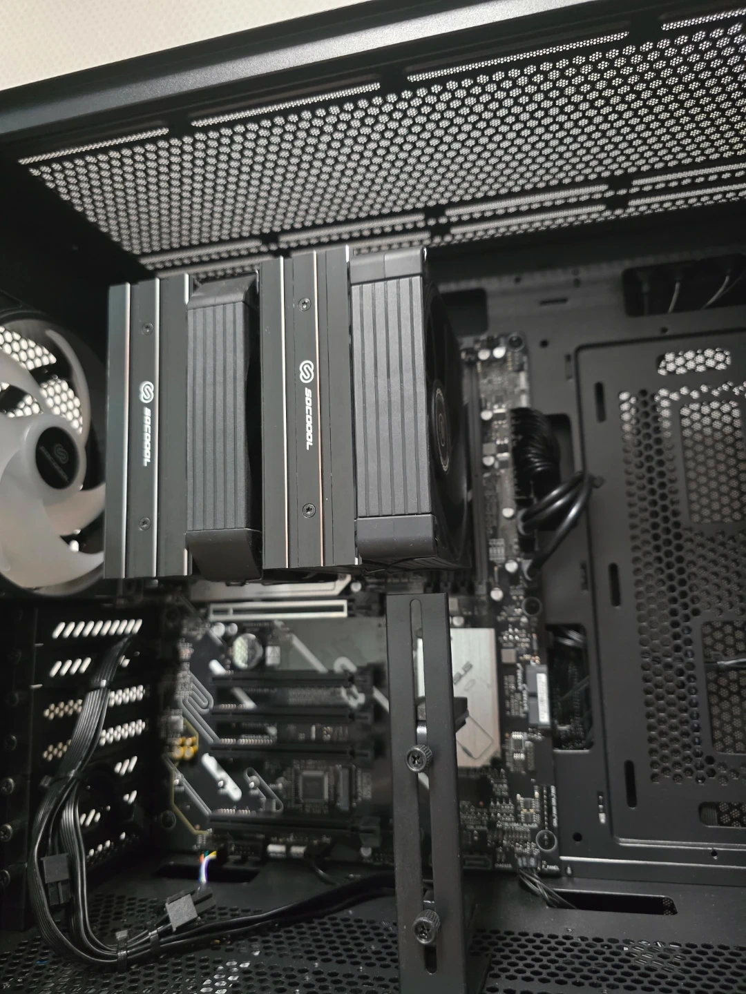 DDR5램 끼워서 켜지는지 확인만 해주실분