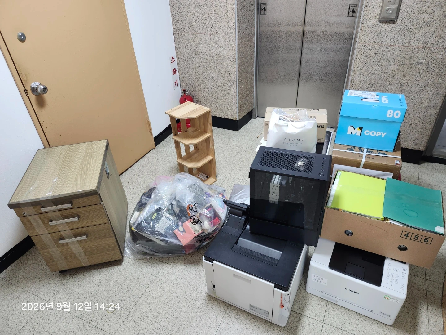 사무실 집기류 3.5층 계단으로 옮기기(서류.컴퓨터등)
