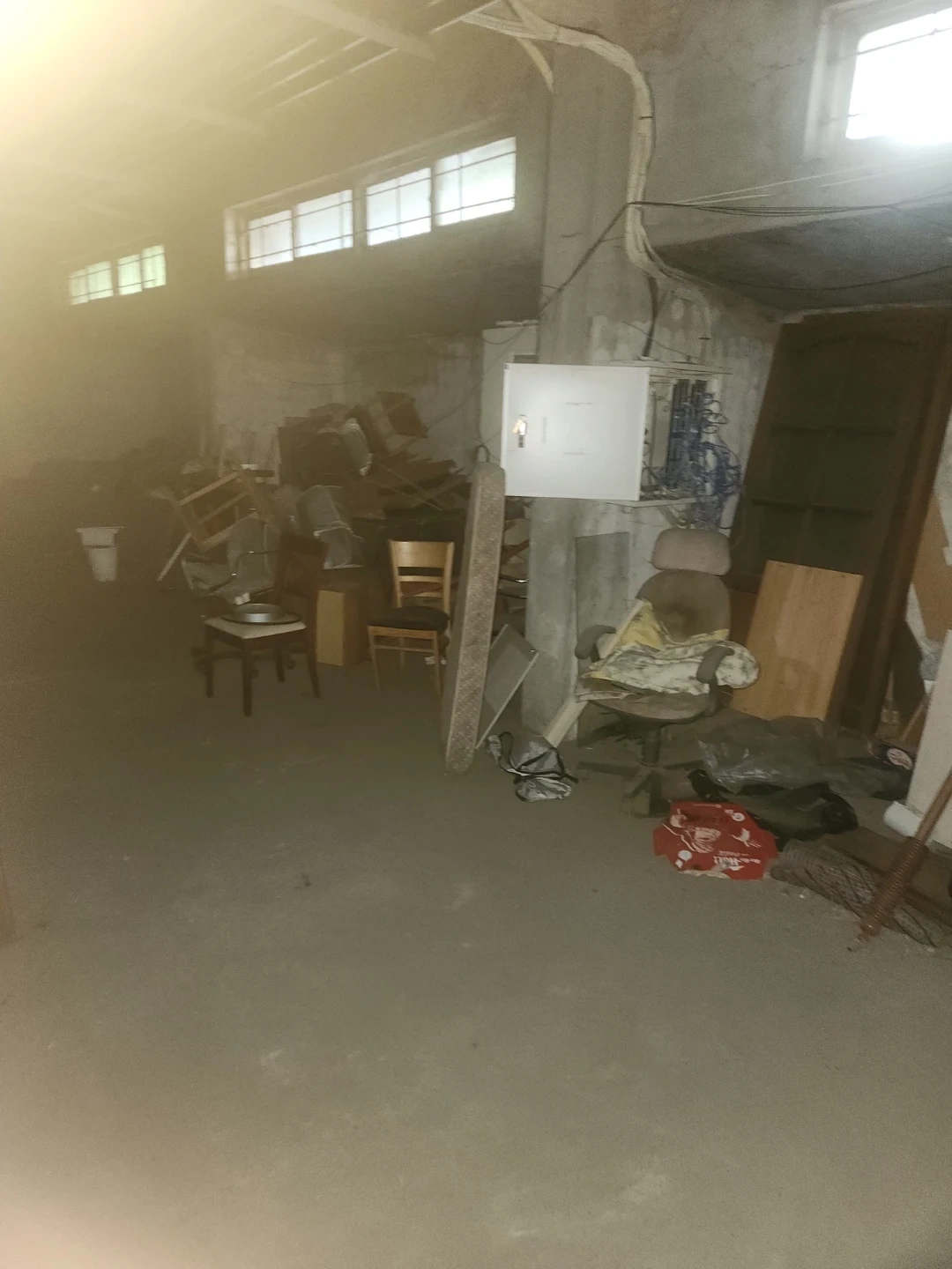 지하에 있는 지저분한폐기물운반만1시~4시