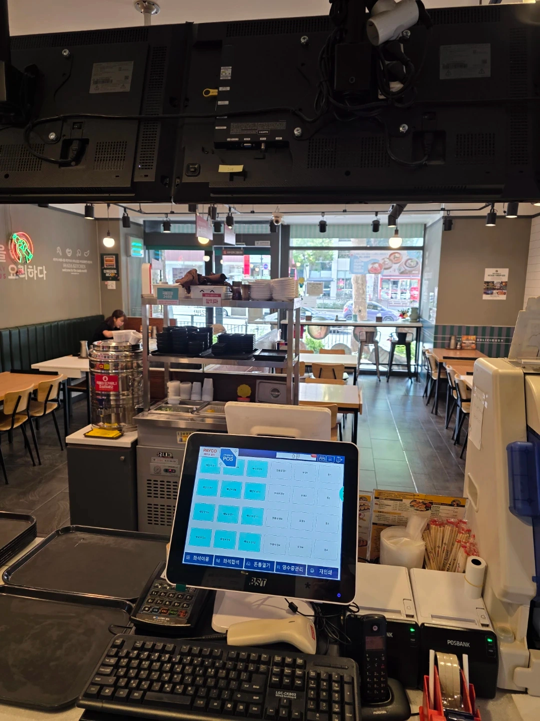 싸다김밥 서초역점 홀관리