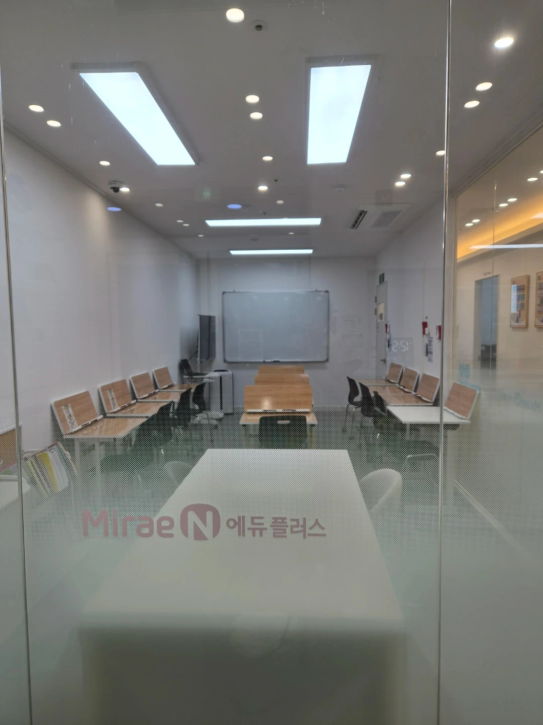 초등 영어 보조 및 사무 보조샘 구합니다.