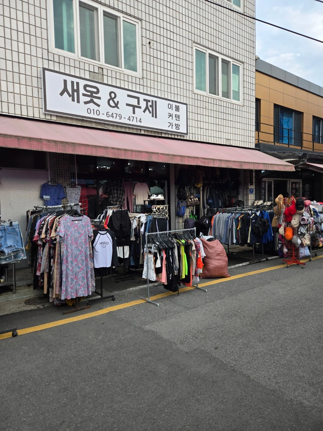 구제옷가게 무거운 짐 옮기기.옷걸기