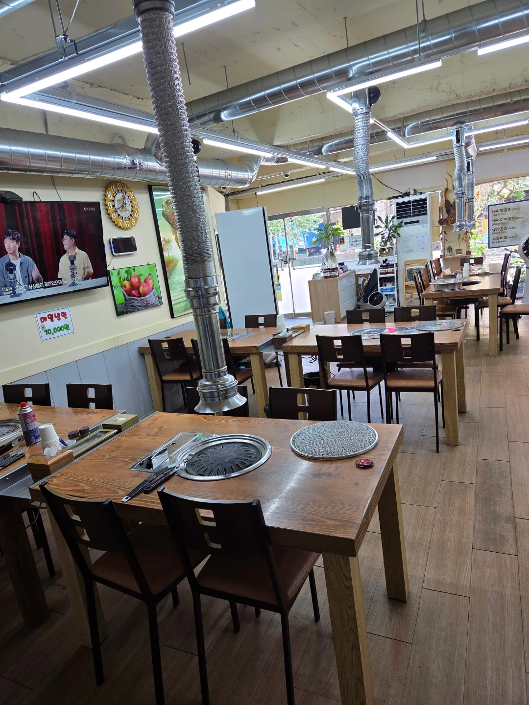홀서빙겸주방보조.