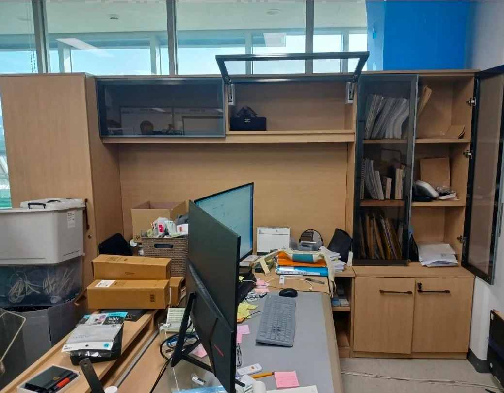 책상셋트 옮겨주실분 차가 작아서 안들어가요.