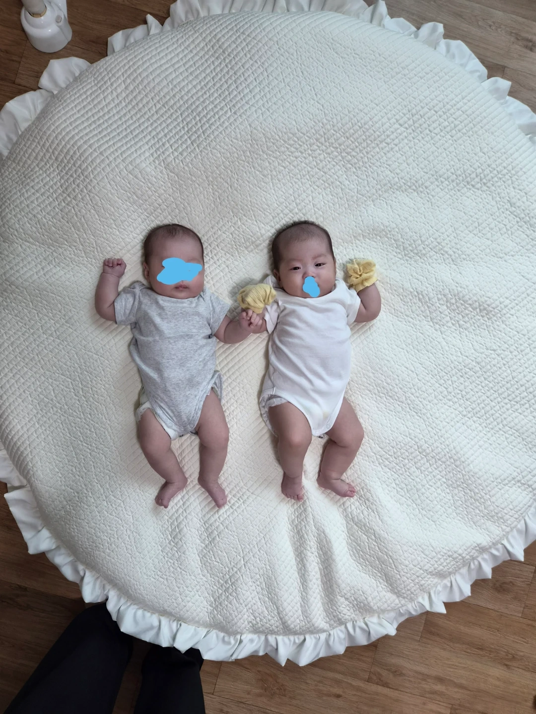 3개월 여아 쌍둥이 베이비시터 구합니다
