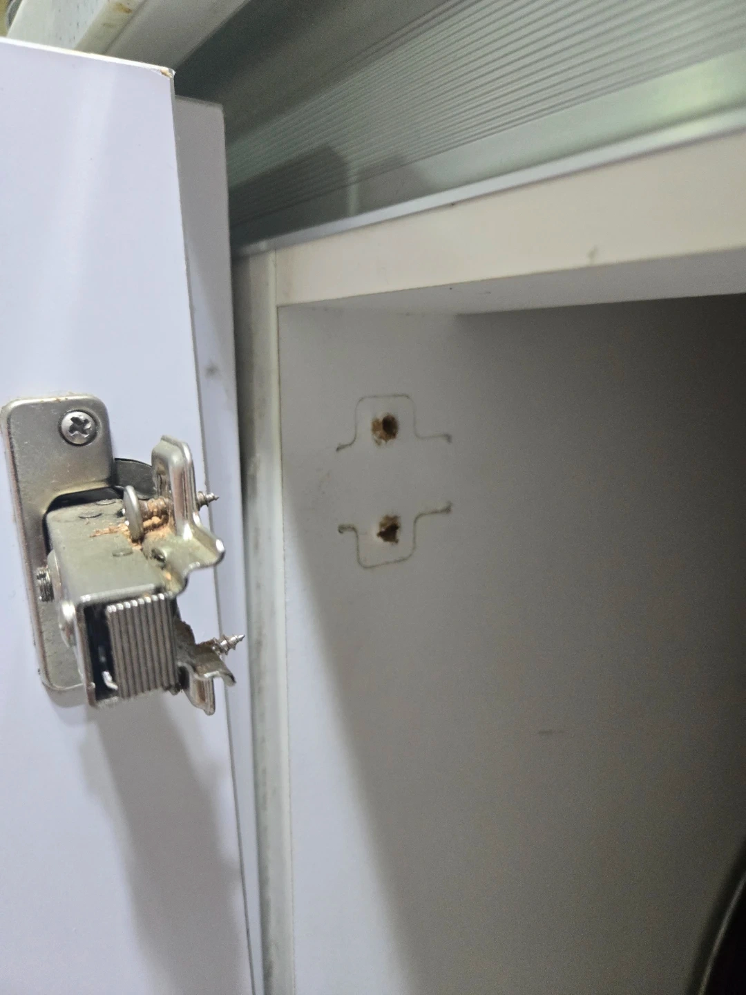 오래된 싱크 경첩 고쳐주실 분