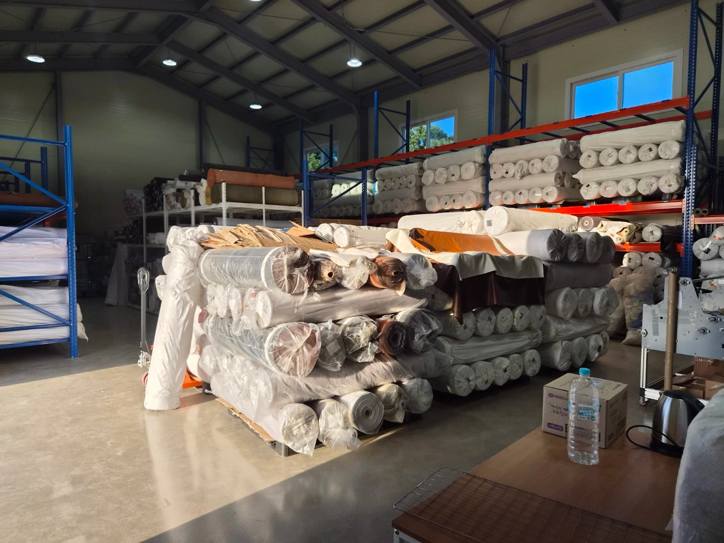 섬유회사 이안데코입니다. 창고직 정직원 구해요.