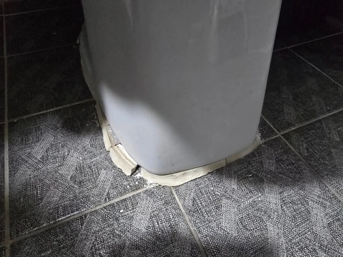 변기밑에 시멘트작업