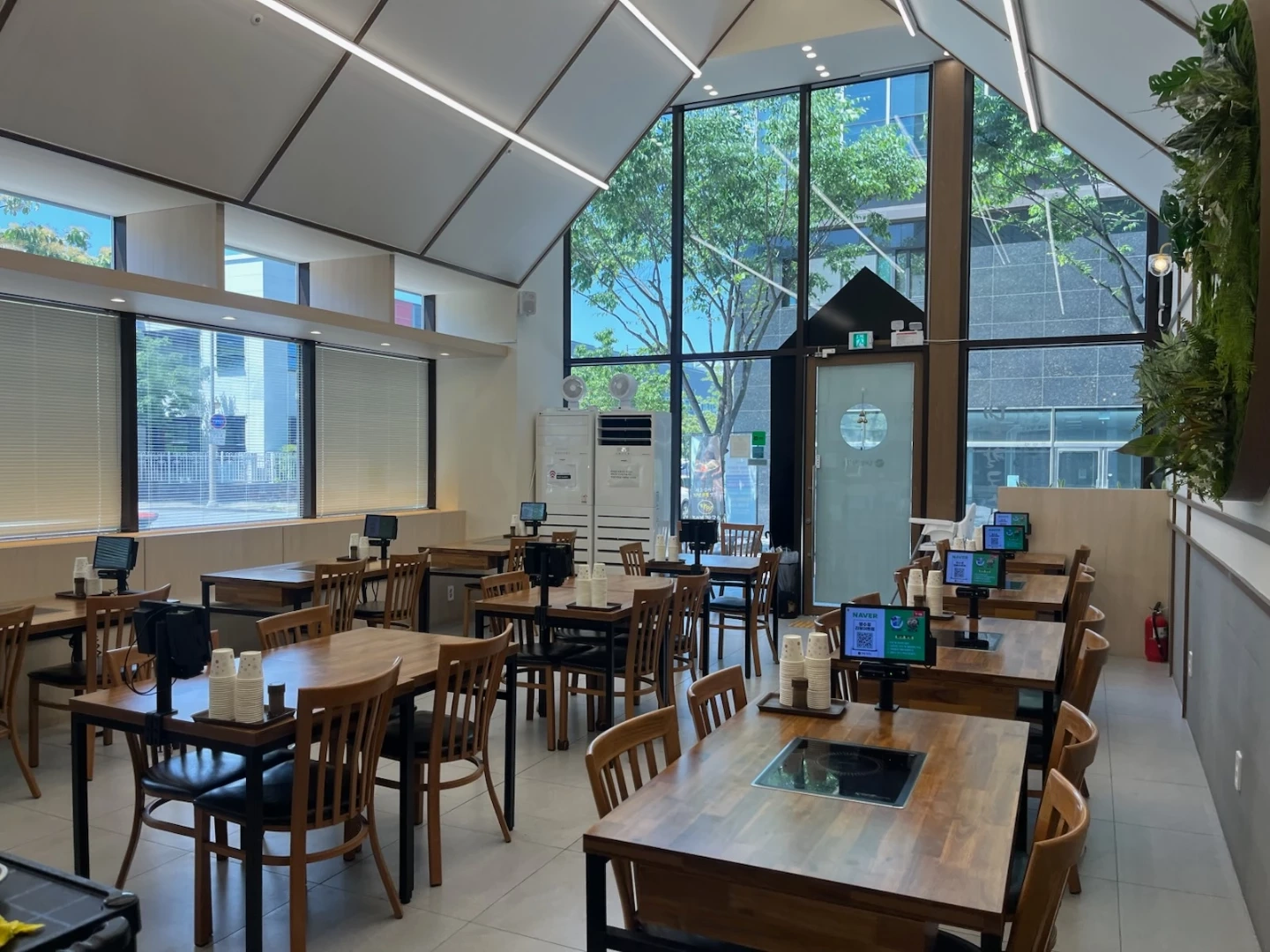 홀서빙 및 주방보조 직원 구인합니다