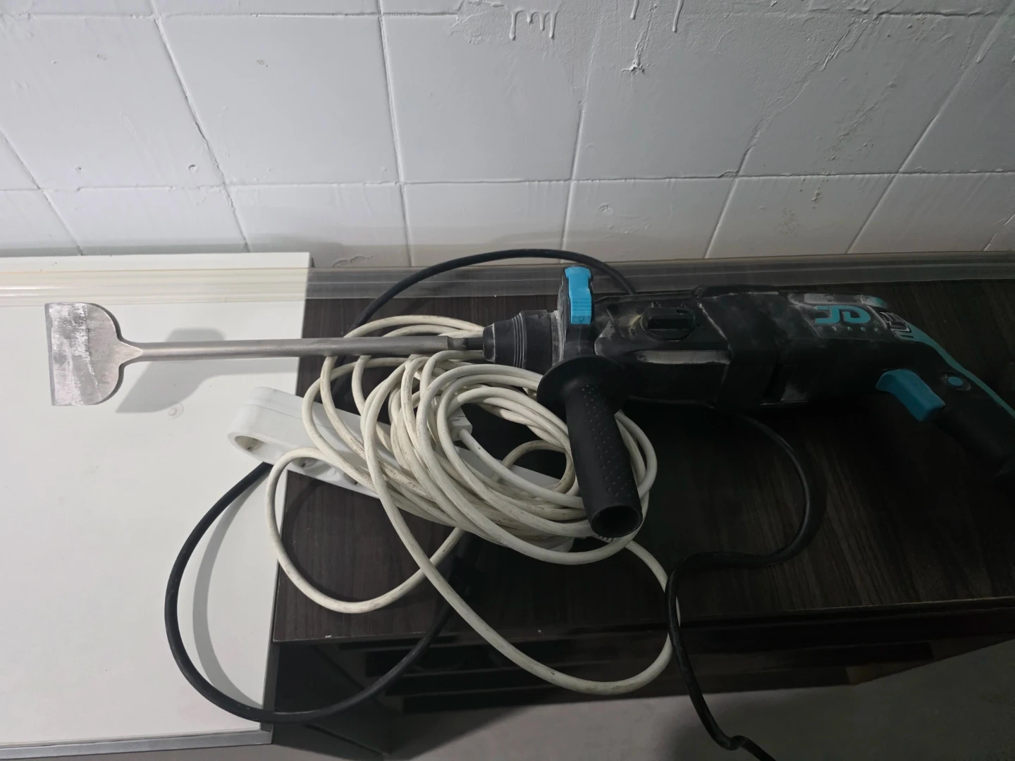 타일 제거 작업