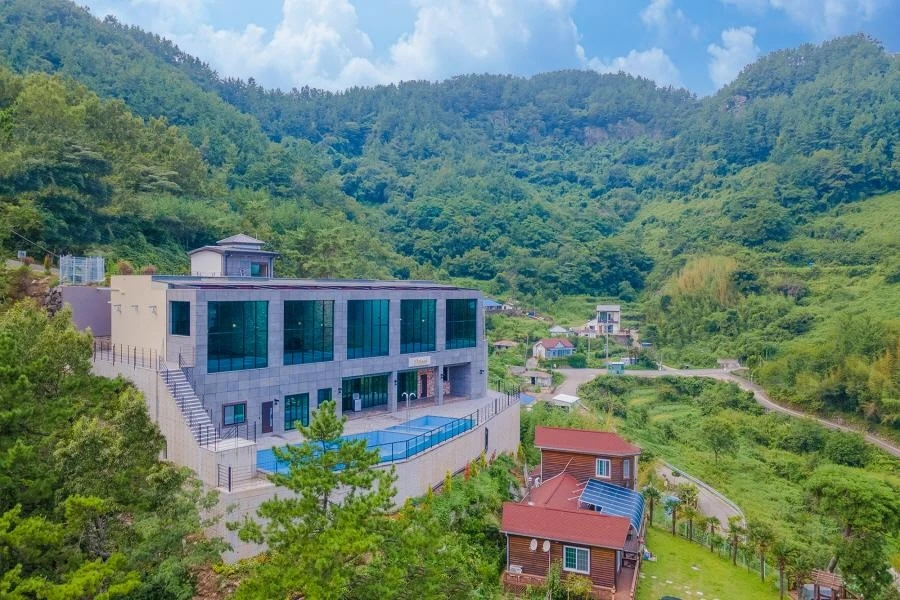 사량도펜션에서 숙식하며 횟집 일하실 주방장님 구합니다!