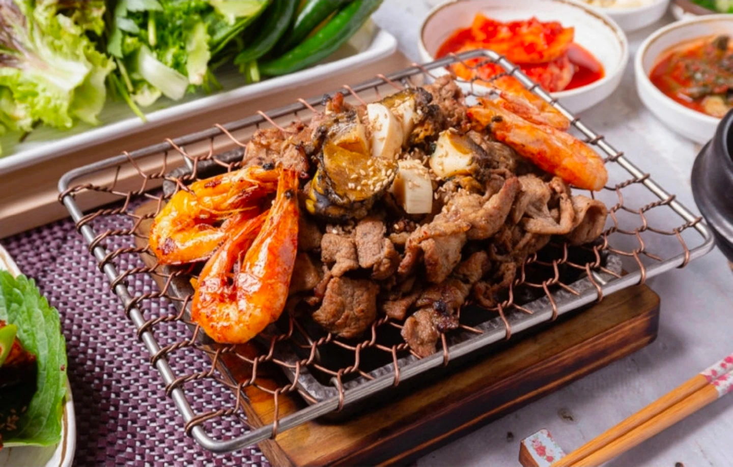 숯불에 고기 굽는 거 하실 분~