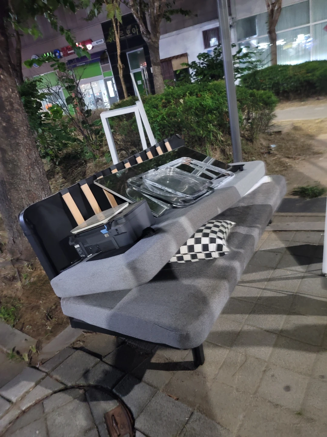 폐기물까지 다 점심12시전까지 버려주실분!