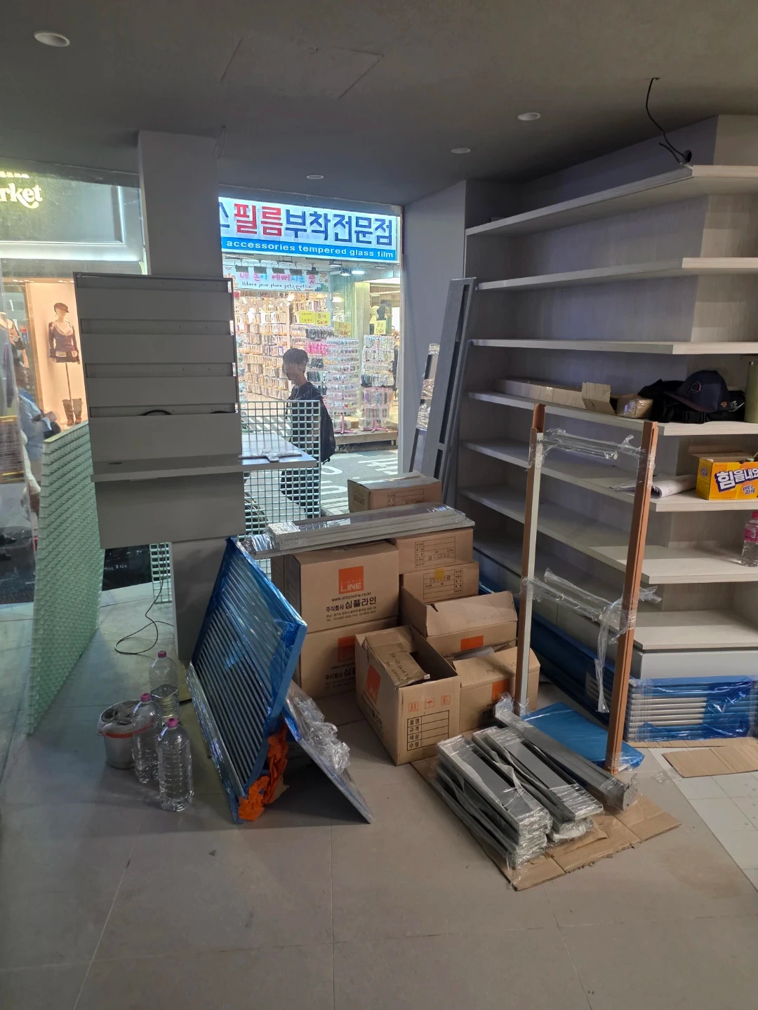 도레미 약국 명동점 집기 운반및 세팅 작업 (2명)