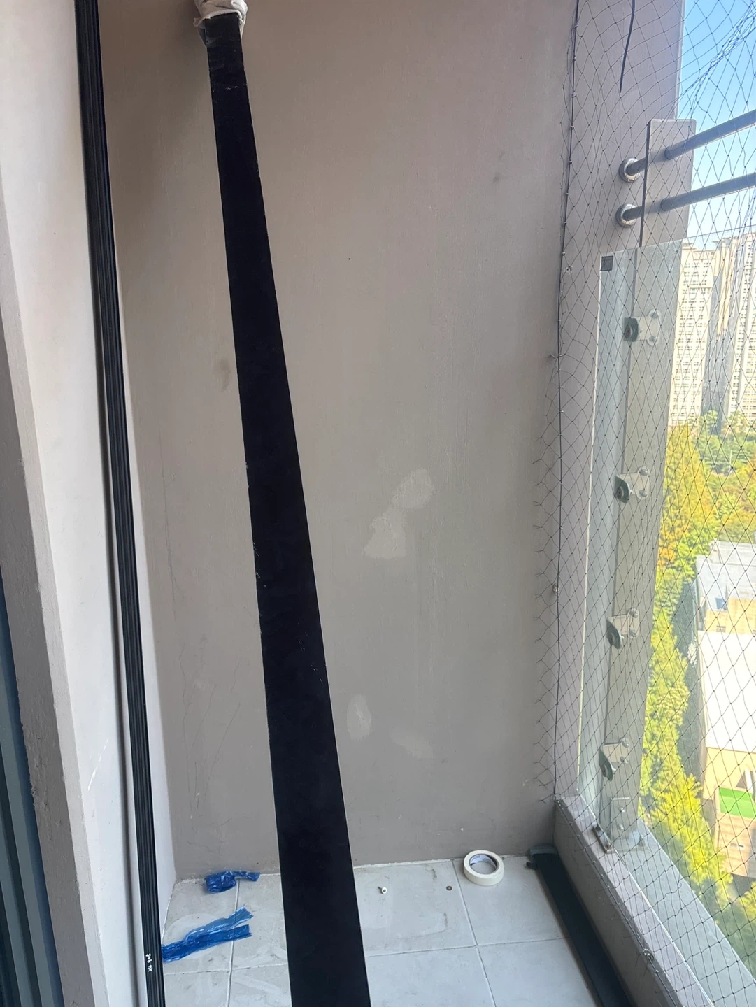 방충망 설치 보조(긴 몰딩 잡아주기)