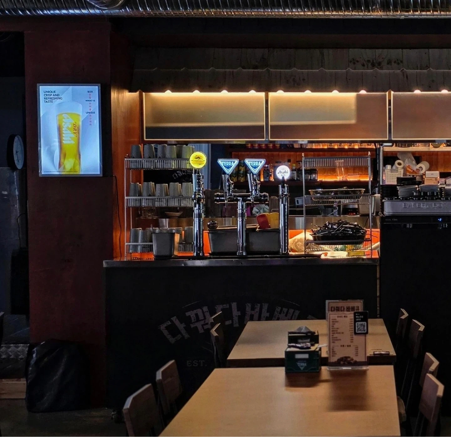 주말 홀서빙 아르바이트 구합니다.