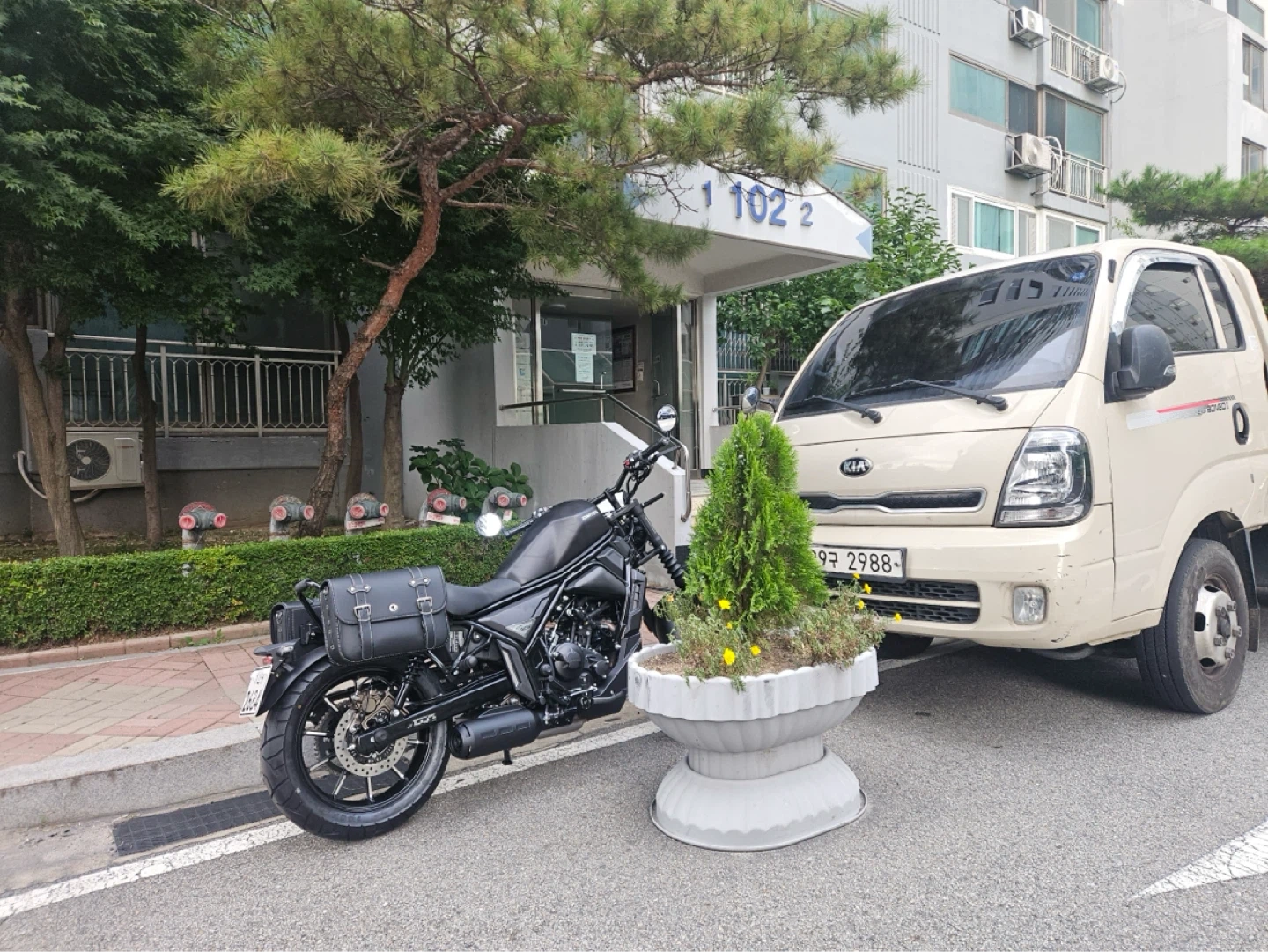 바이크 네비 , 블랙박스 설치 도와주실 분
