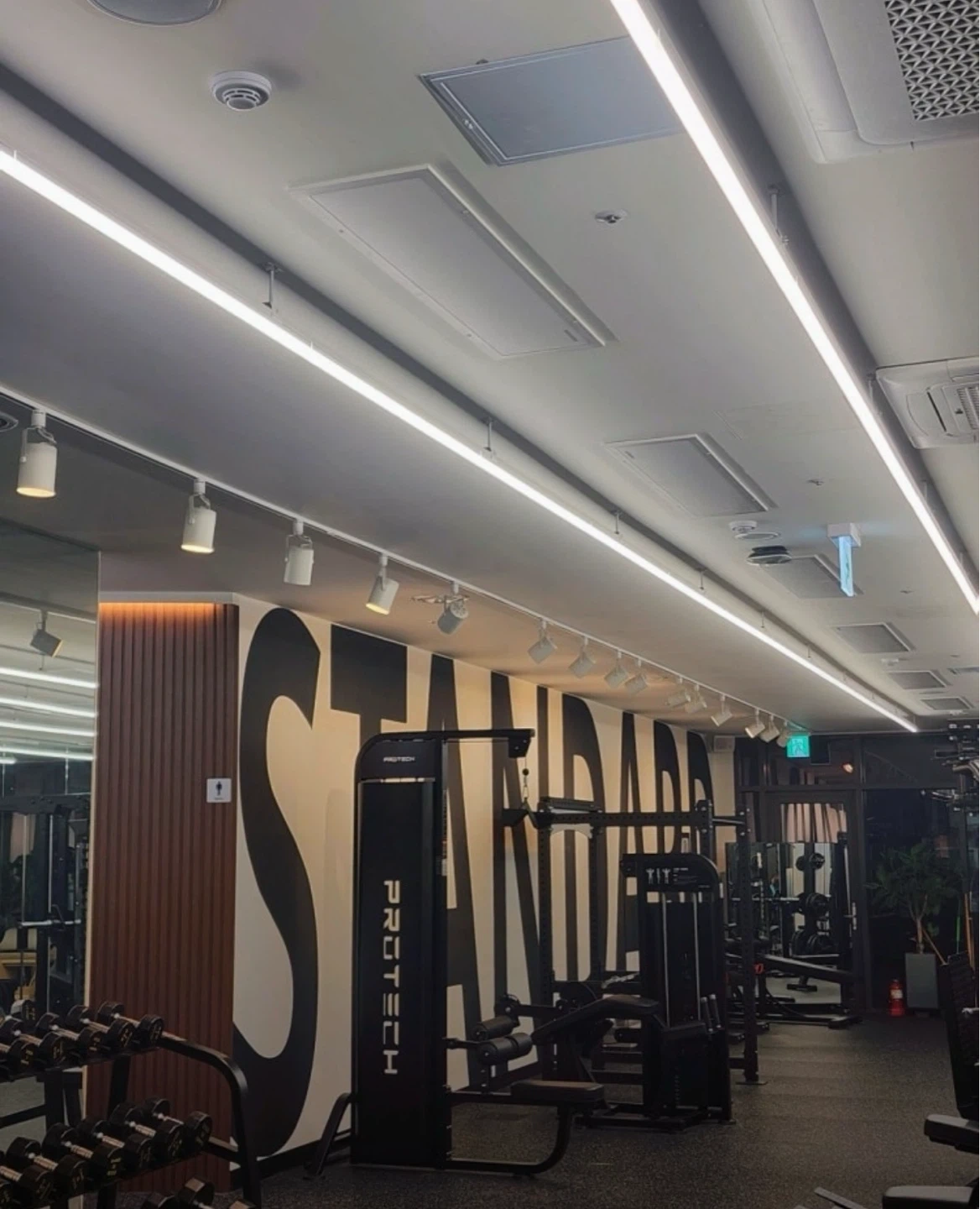 더스탠다드짐 U1센터점에서 오후 인포 알바 구합니다.