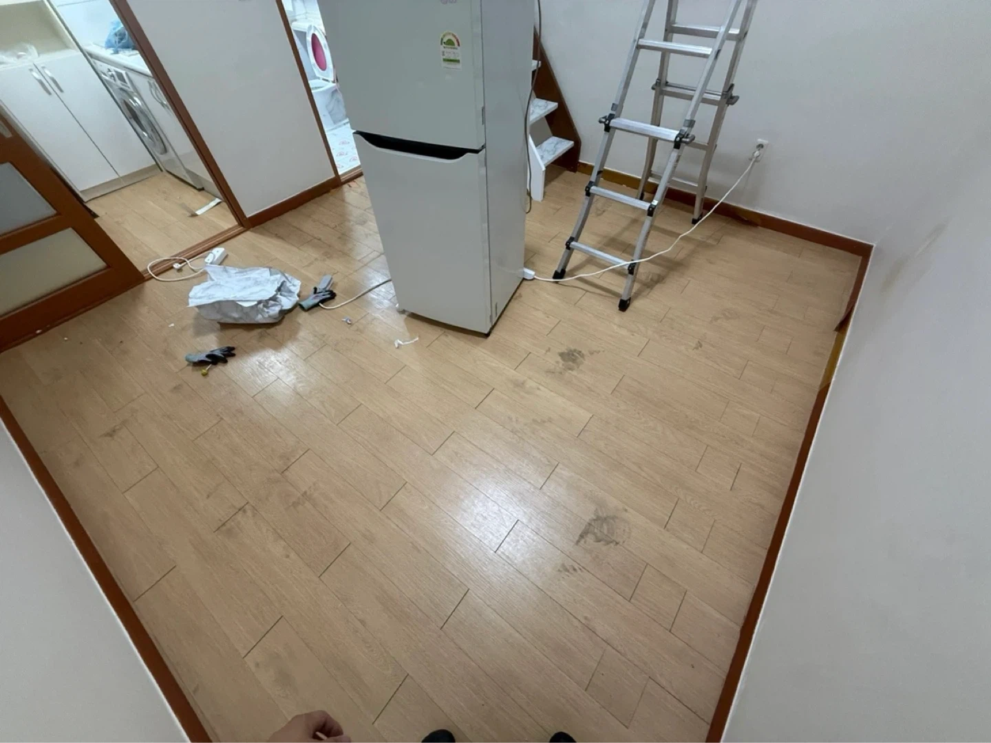 바닥시트지 끈끈이 제거