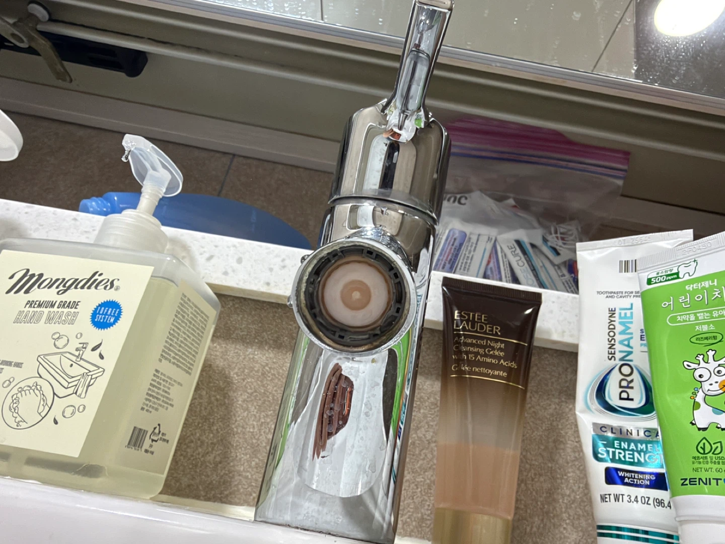 화장실 수도꼭지 거품기 제거
