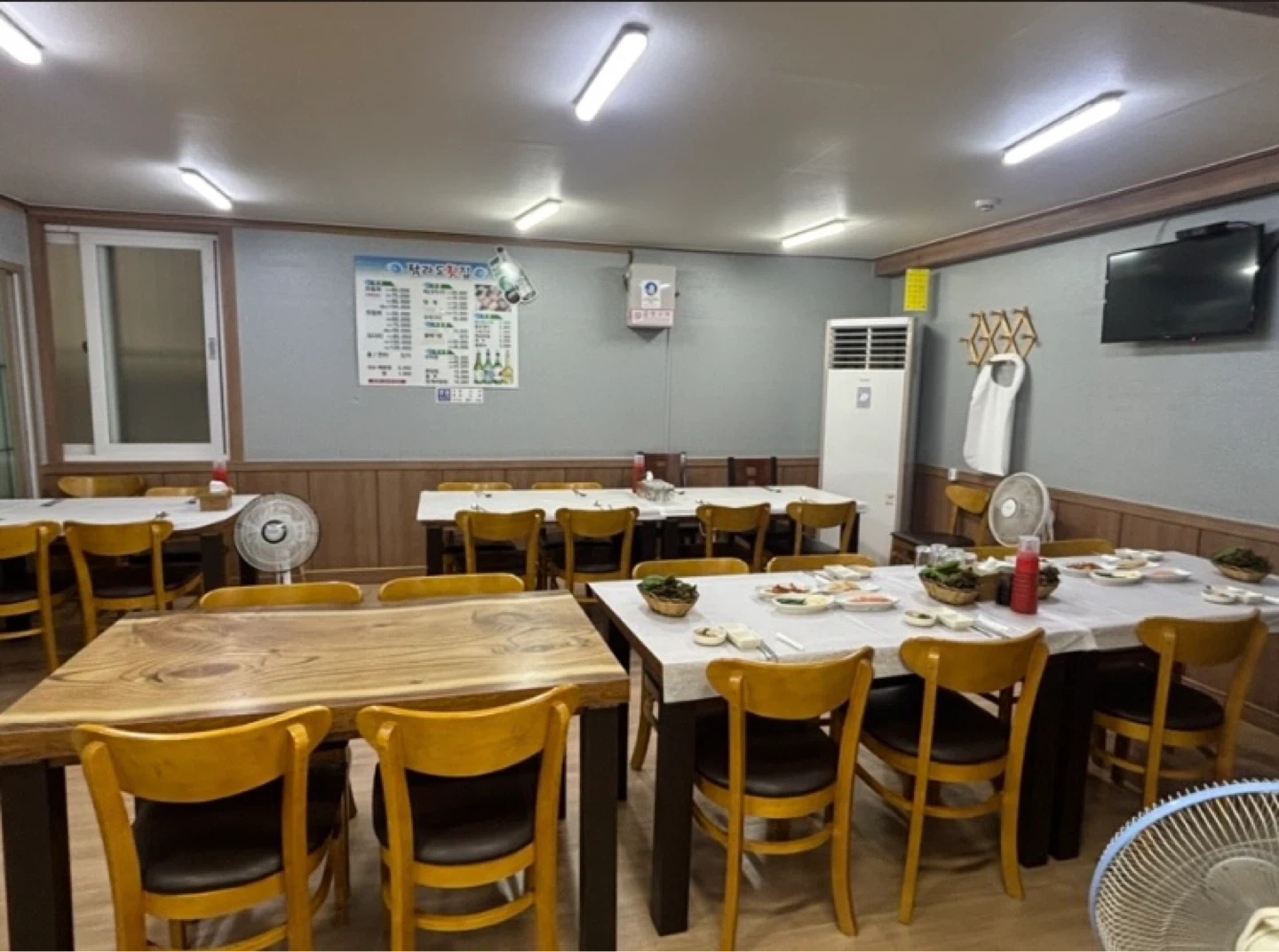 횟집 여자 홀서빙 오전반, 오후반, 정직원 구합니다