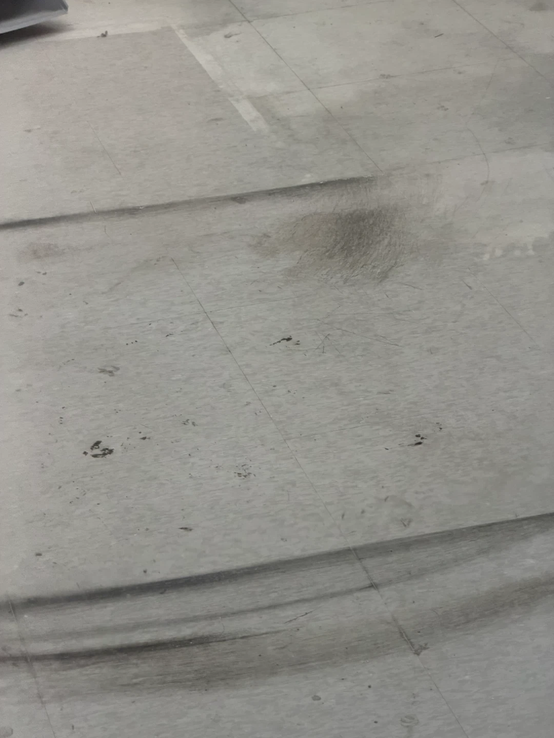 바닥 검은얼룩 지워주실 분 구합니다!