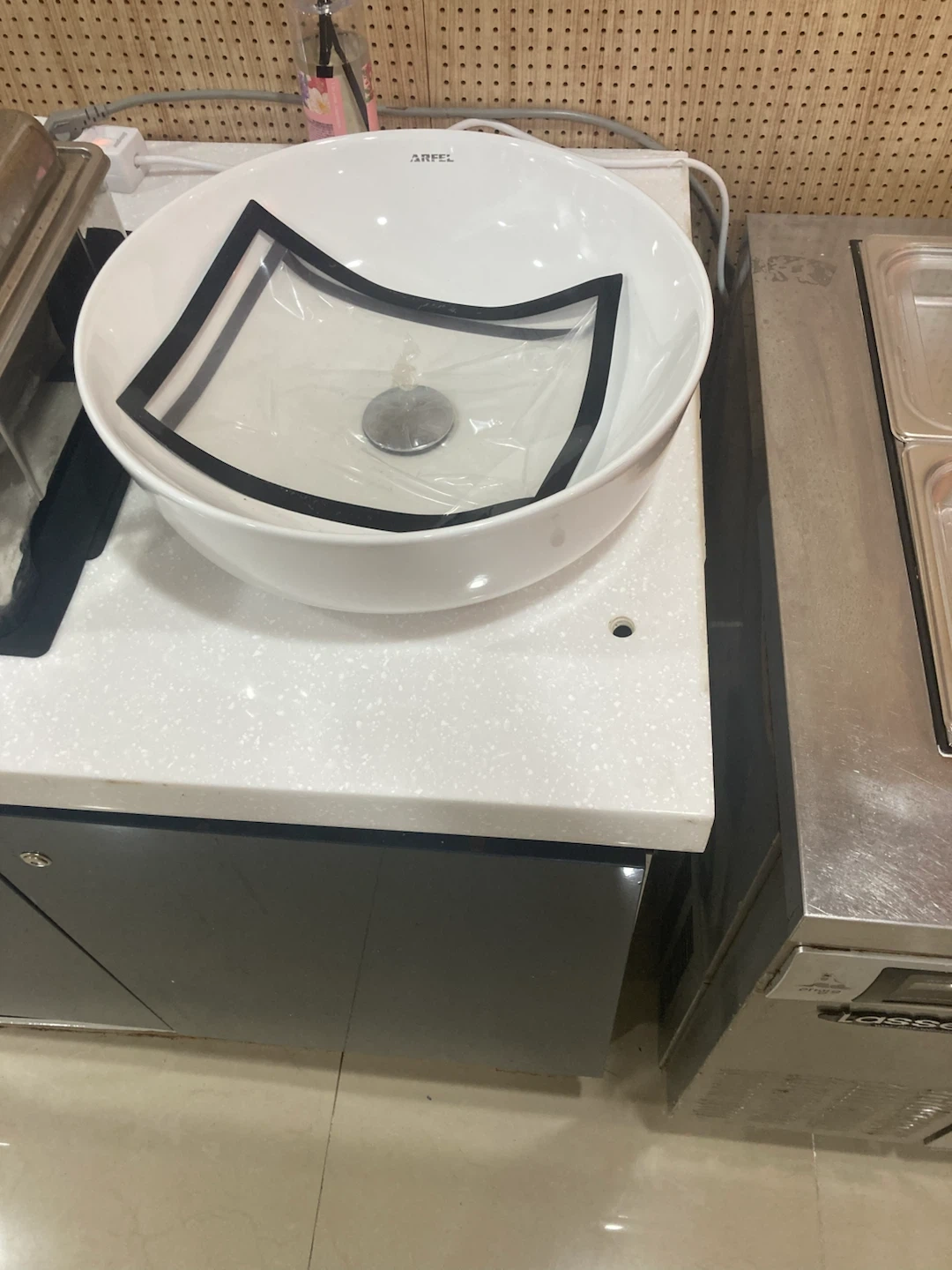 싱크대 선반위 실리콘 으로 부착된 그릇때어내기