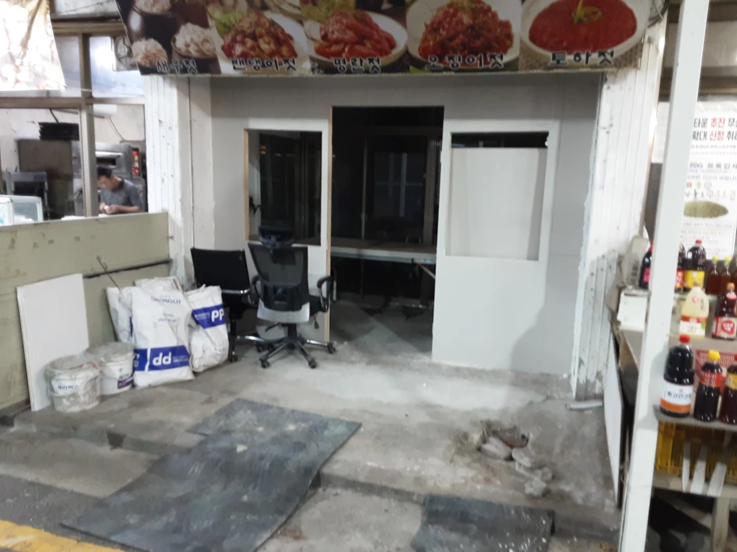 페인트 롤러 작업 및 짐정리 입니다