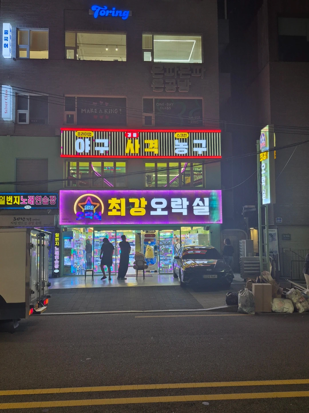 본인 할로윈 의상 입고 매장 앞에서 사진 찍어주기