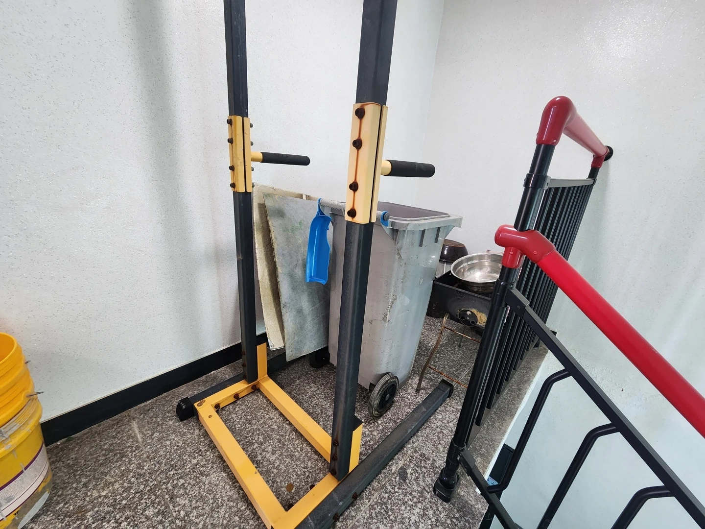 턱걸이 기구 내리는거 도와주세요