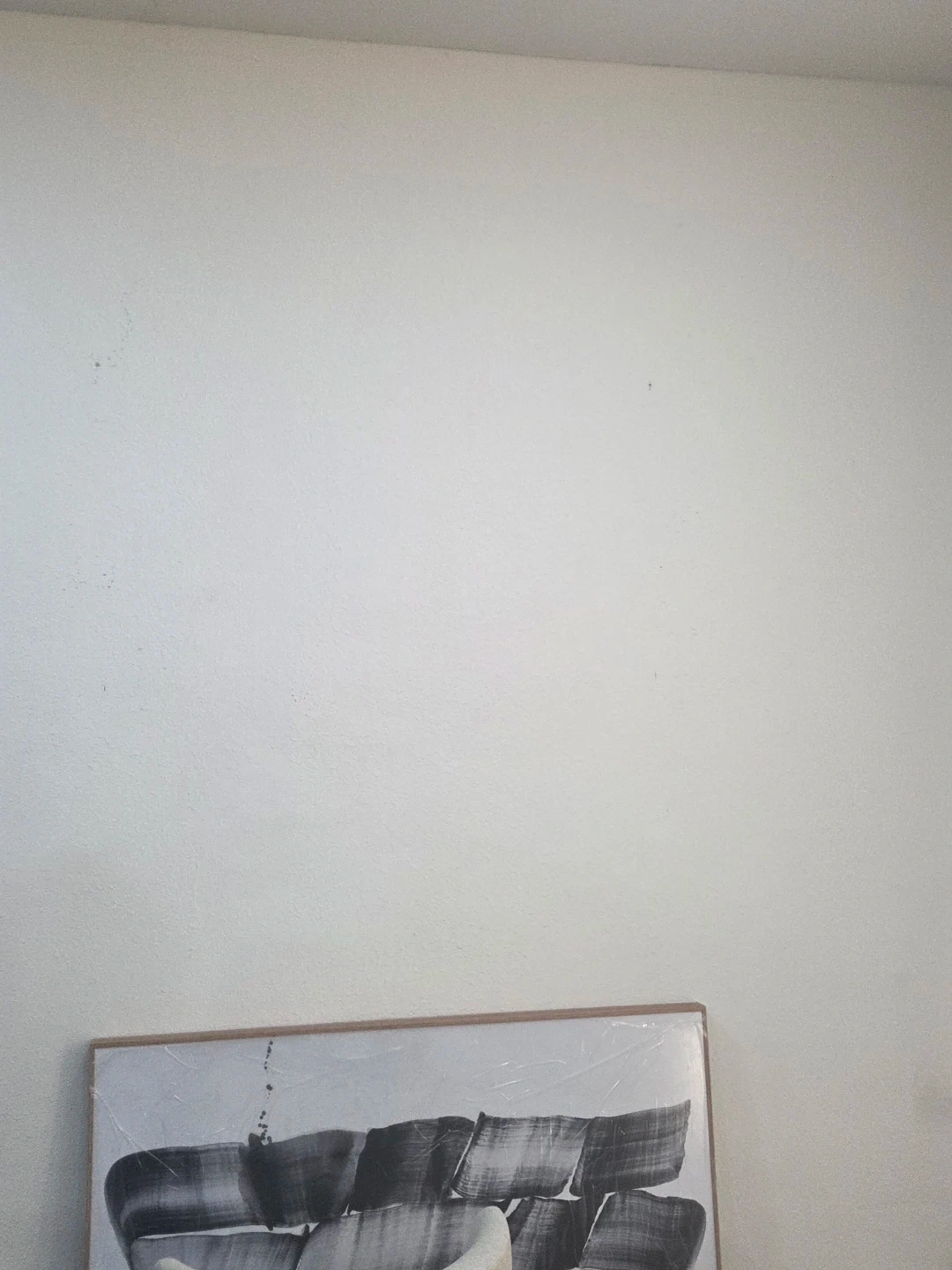 콘크리트벽에 그림 걸 수 있게 구멍 뚫어주실 분