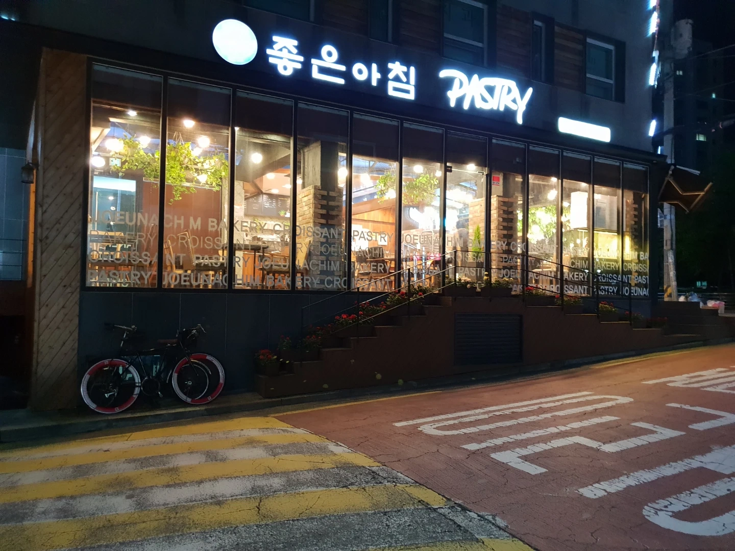 평일-주말 오전/오후 매장근무자 모집