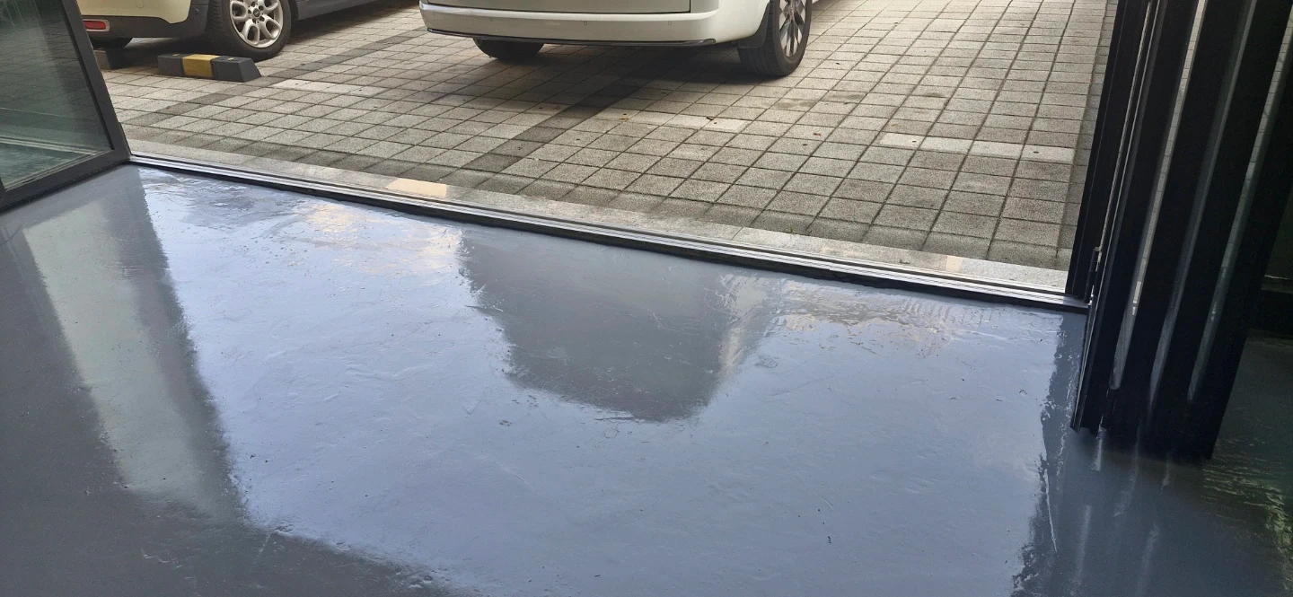 매장 입구 미장 작업