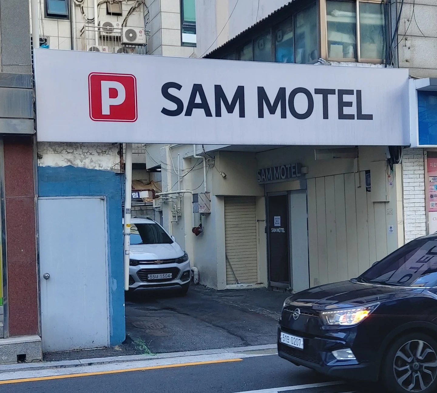 간판 비닐로 패킹해서 철사로 고정하는데 도움주실분~~