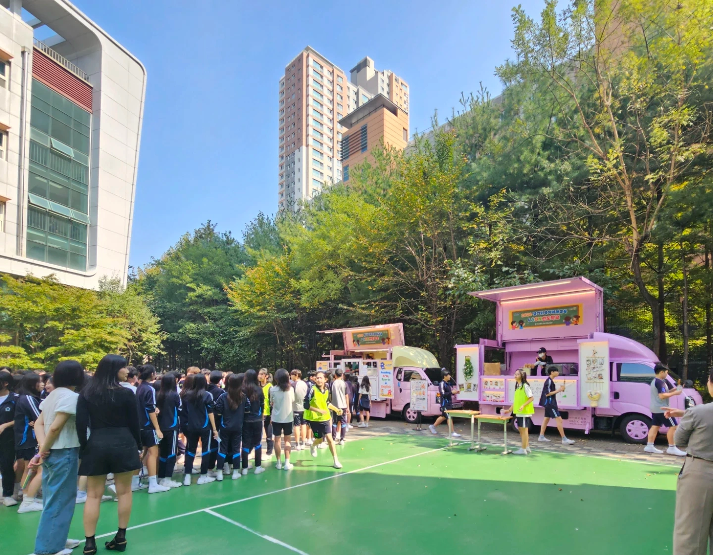 푸드트럭 음료 간식 조리 나누어주기