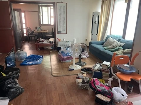 집에있는 물건 밖으로 옮겨주세요