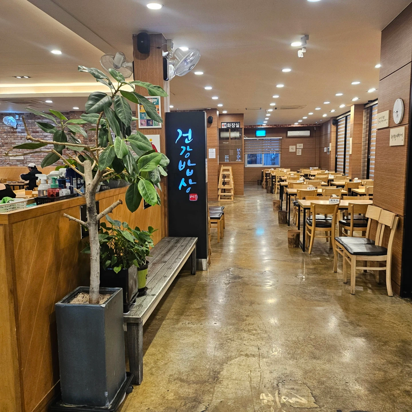 한식뷔페 설거지및주방보조1명.치킨자리1명