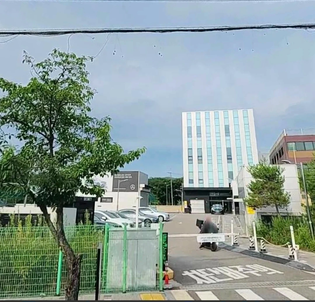 벤츠 서비스센터 내 청소 및 미화 업무를 담당