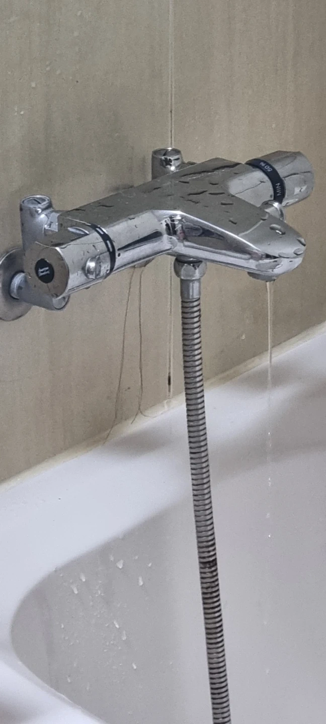 욕실 샤워기 물이 많이 샙니다. 해결사분 계세요?