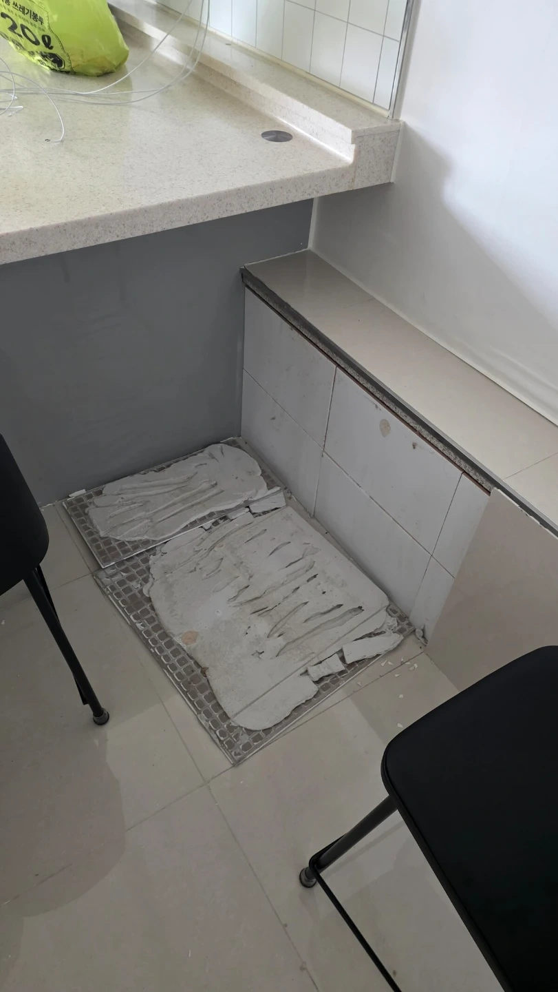 주방 벽면 타일 3장 보수해주실 분 구합니다