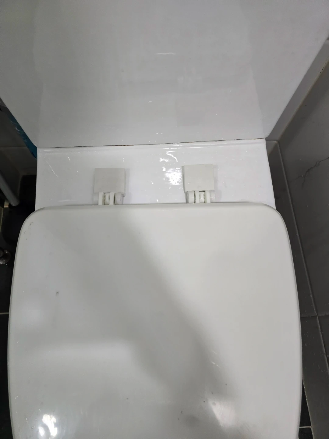 변기커버 흔들려요...