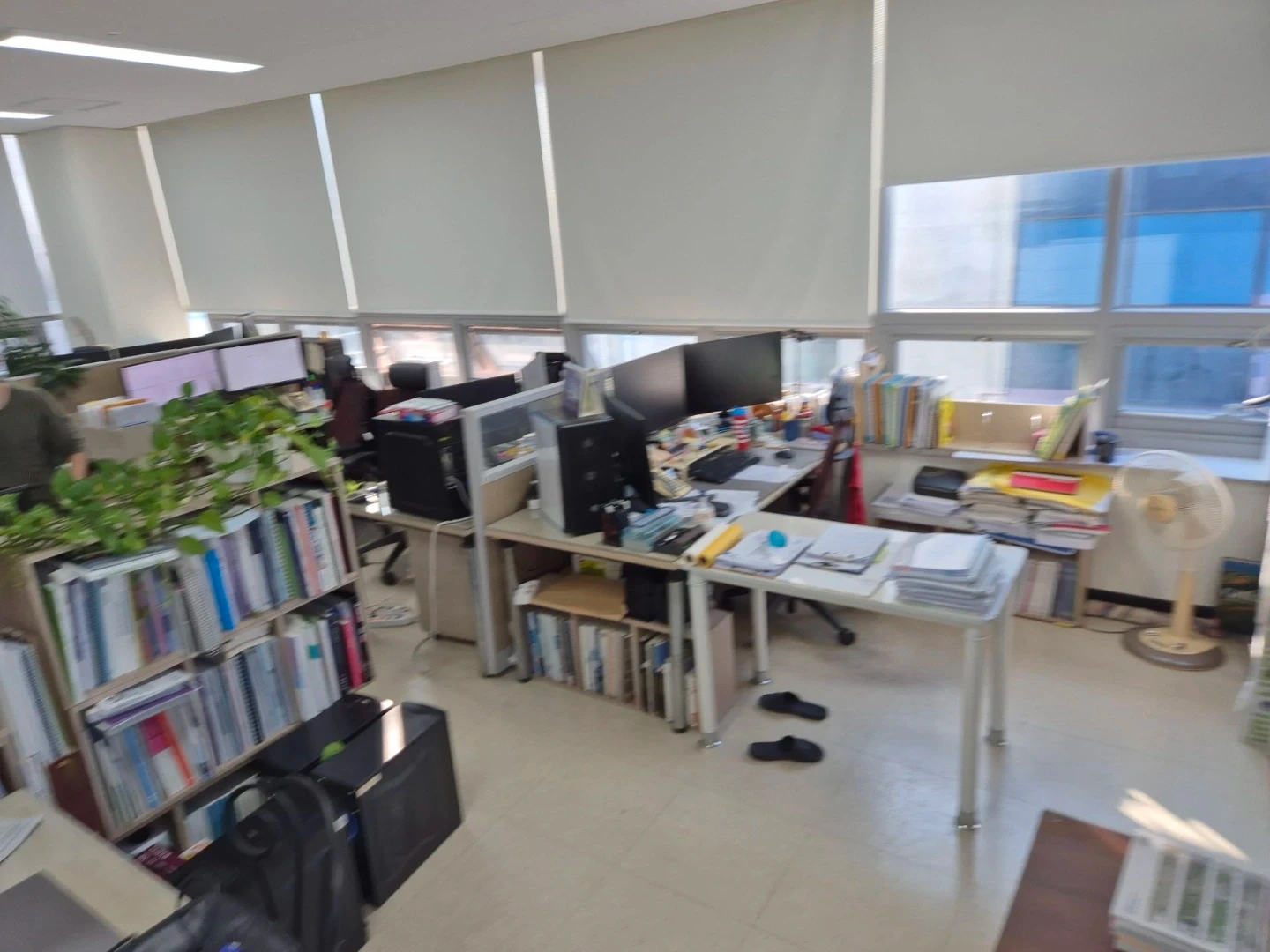 사무실 집기류 전부 밖으로 옮겨주세요