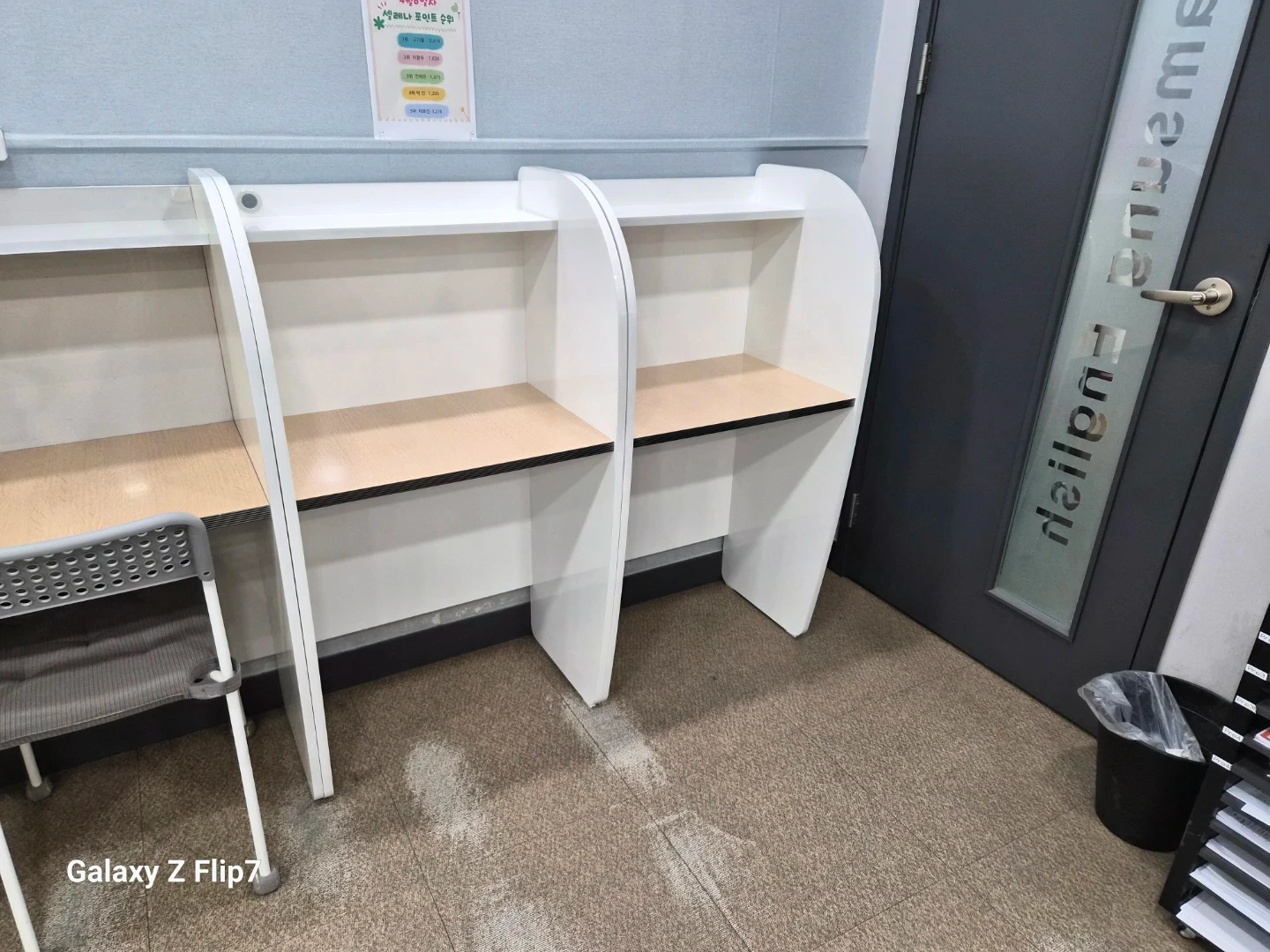 2층에 책상 올려주시실분