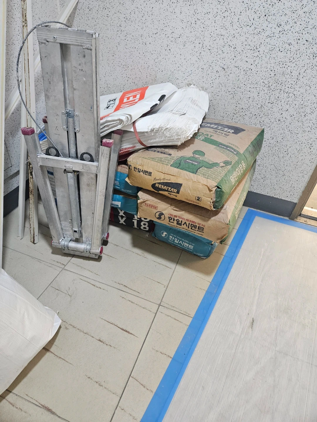 타일 부자재 쓰고 남은거 옮겨주실분(카트필요)